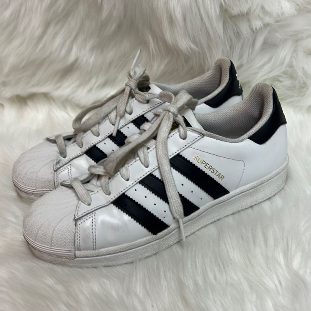 ADIDAS superstar tennis shoes Size 7.5 B-23